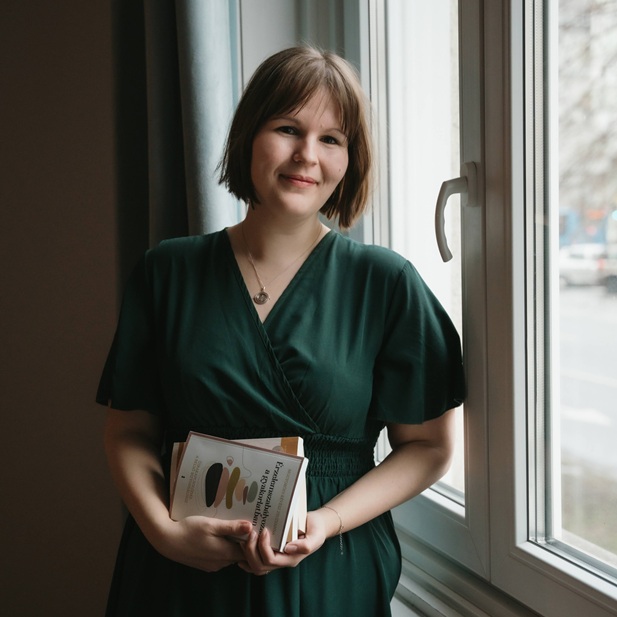 Budapesti pszichológus (Sziveri Zsófia) egy fotelban ül.