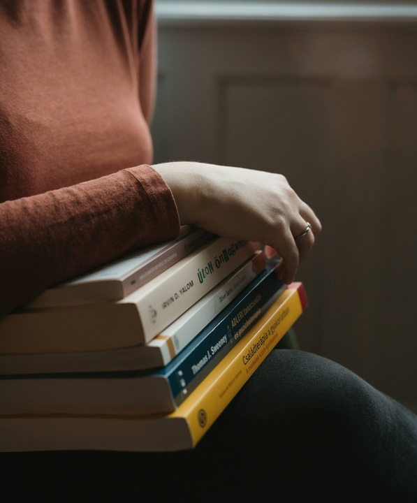 Budapesti pszichológus (Sziveri Zsófia) törökülésben.